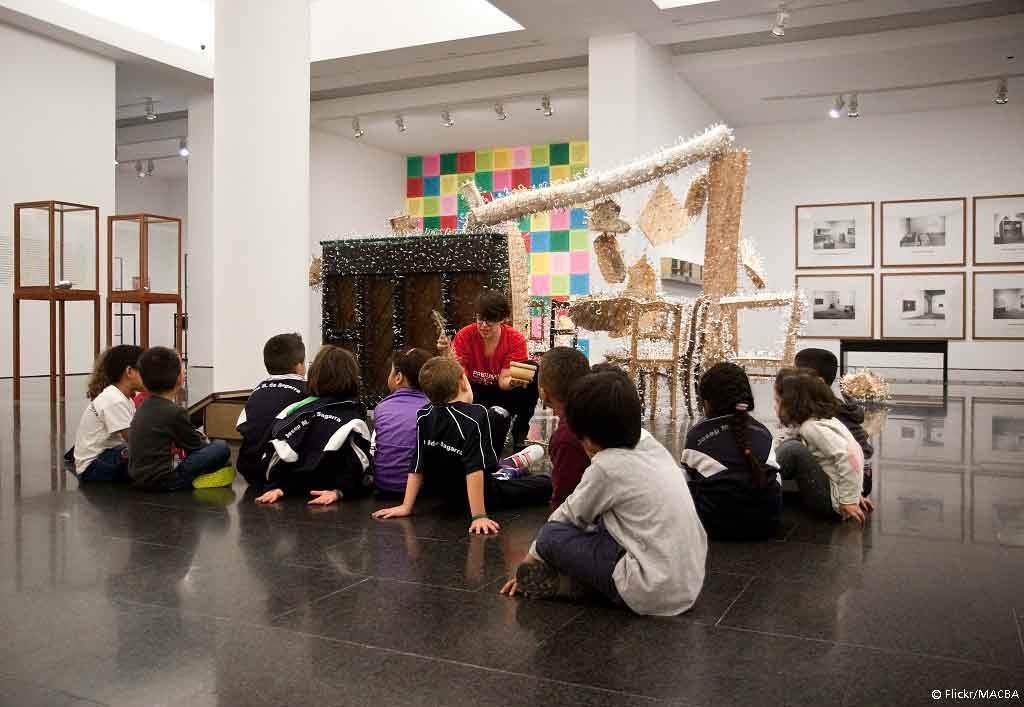 niños en los museos